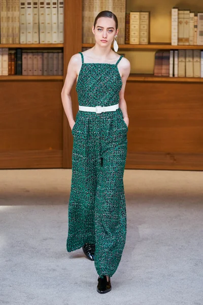 Look 10